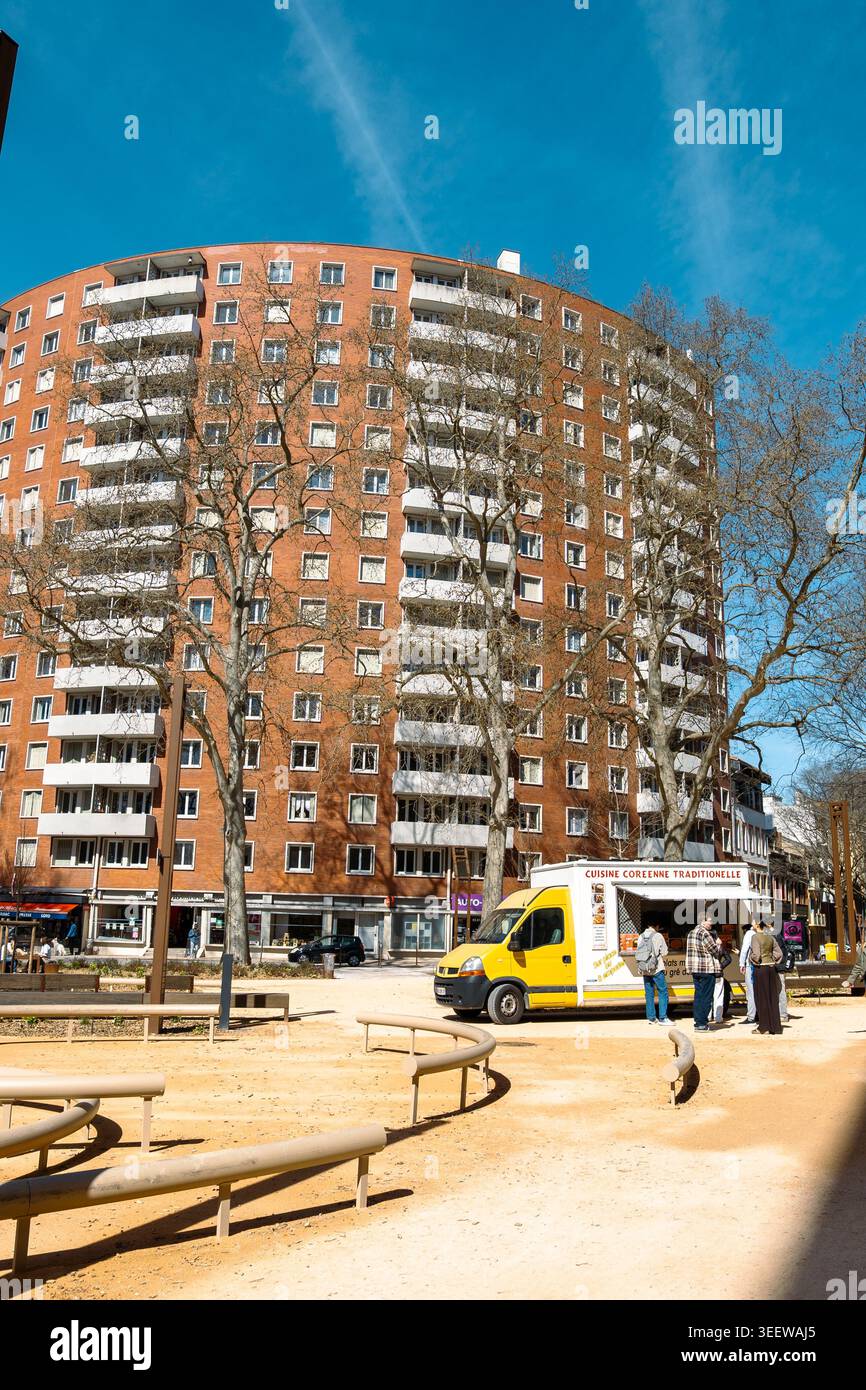 Modernes Wohnhaus und alltägliches urbanes Leben in Toulouse Frankreich an einem sonnigen Tag. Stockfoto