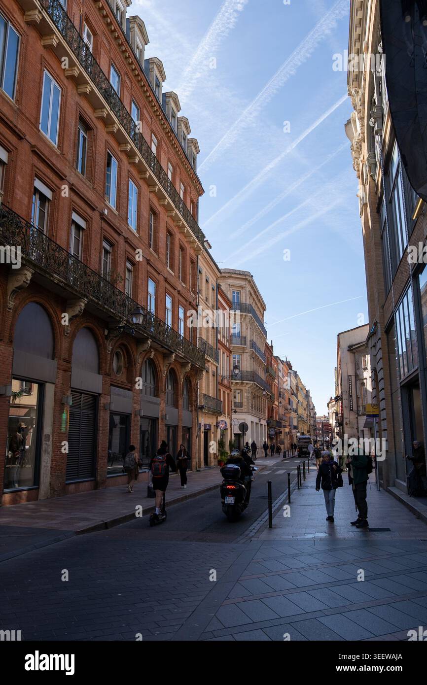 Stadtstraße in Toulouse Frankreich mit traditioneller europäischer Architektur und Wohnhäusern an einem sonnigen Tag. Stockfoto