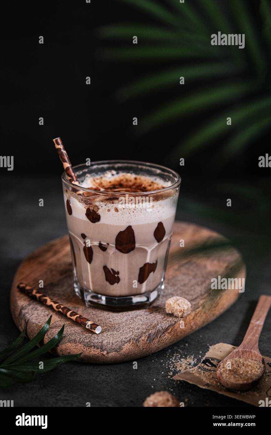 Gekühlter Schokoladen-Milchshake, dekoriert mit Marshmallows und Waffelscheiben Stockfoto