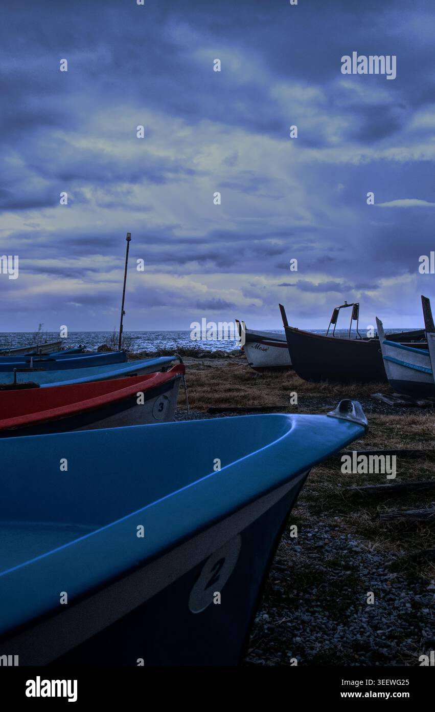 Holzboote am Strand im Winter in Ligurien in der Gegend von Genova Nervi. Stockfoto