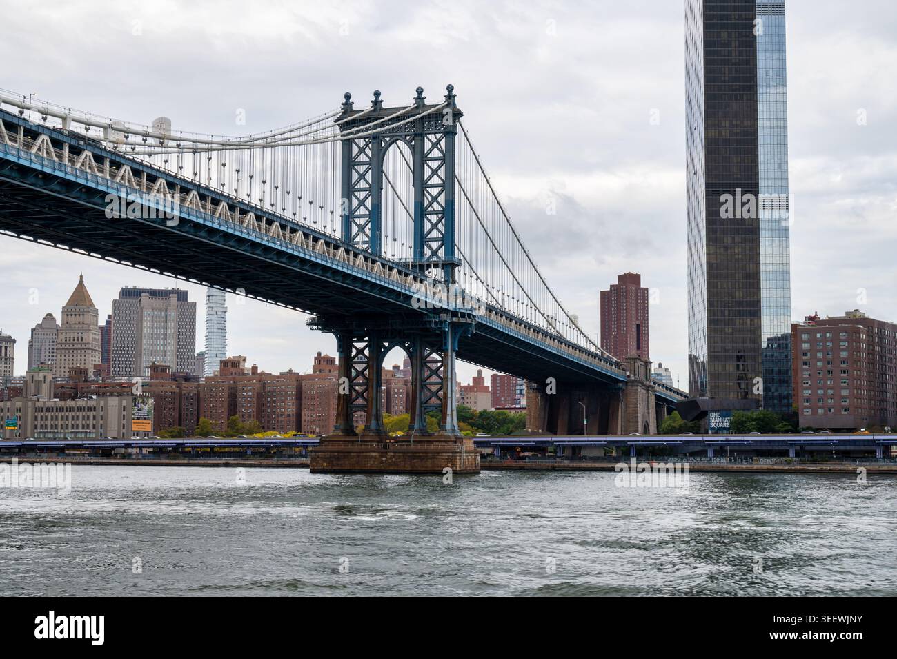 New York, USA - 15. Oktober 2025; West Side der Manhattan Bridge in New York Stockfoto