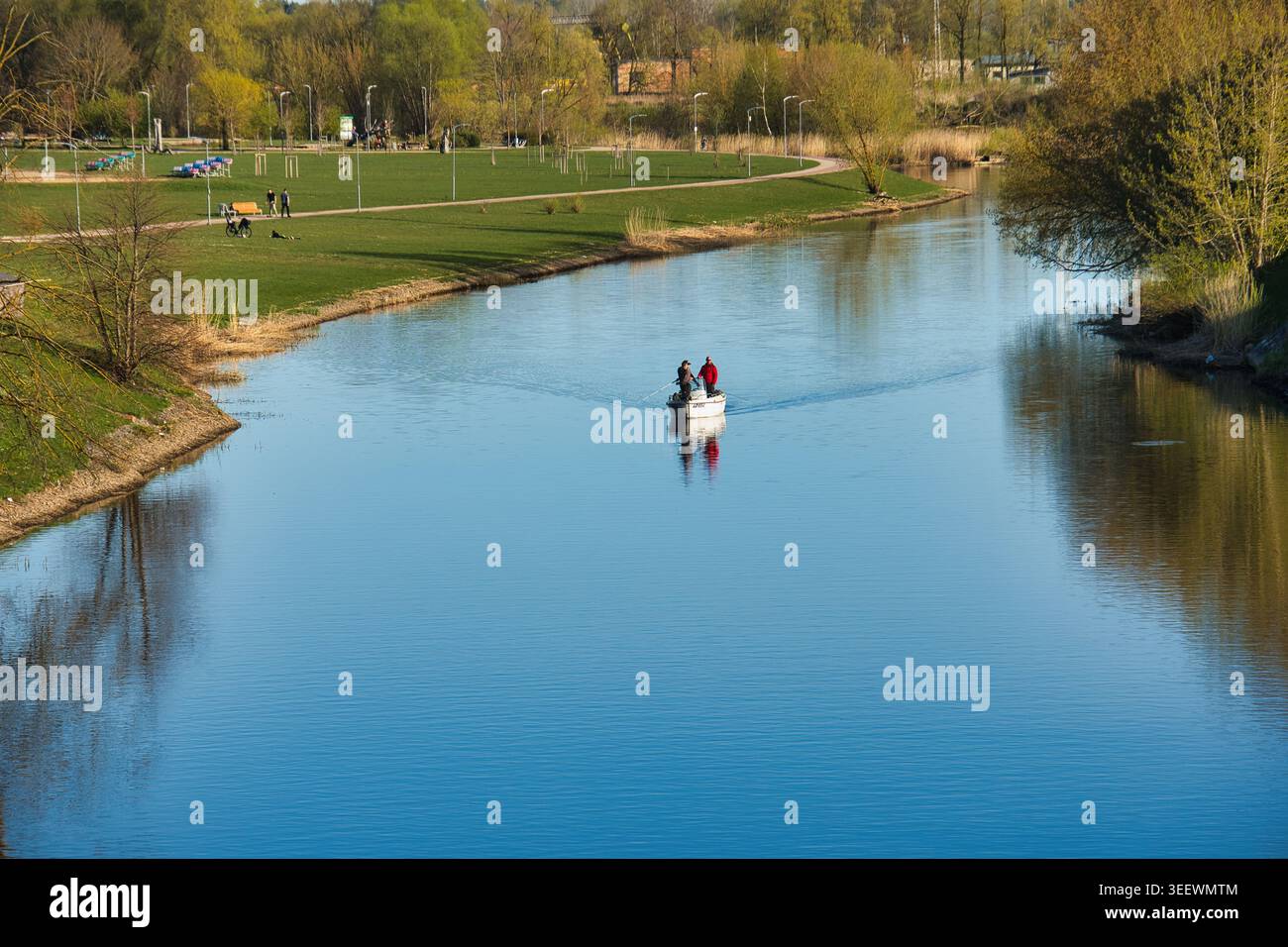 Friedliche Bootsfahrt auf einem Fluss durch einen üppigen Stadtpark in Jelgava Lettland Stockfoto