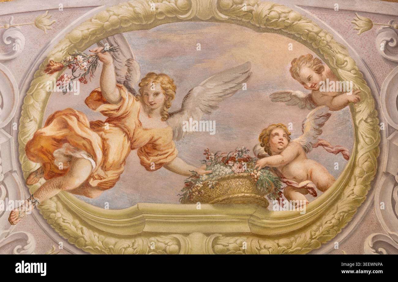 CREMA, ITALIEN - 20. MÄRZ 2026: Das Fresko der Engel mit den Blumen die Kirche Santuario di Santa Maria della Croce Stockfoto