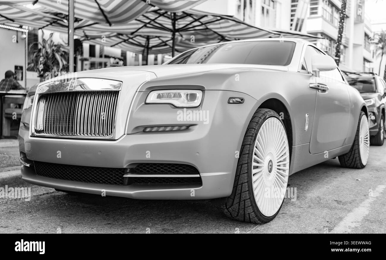Miami, Florida, USA - 08. April 2025: Royce Wraith Luxus-Grand-Tourer-Car. Grand Tourer Rolls Royce Wraith. Auto Rolls Royce Wraith parkt Stockfoto