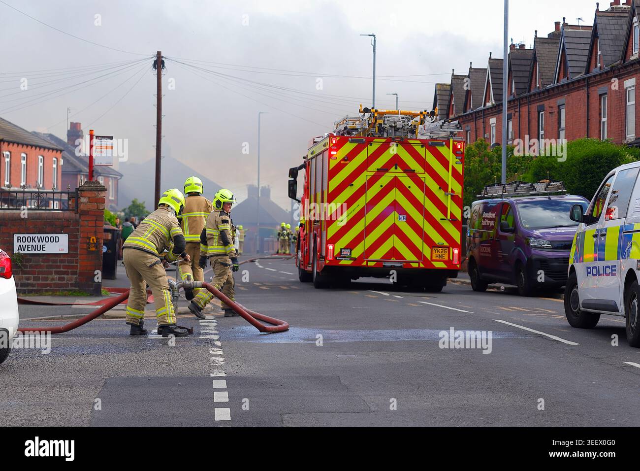 Feuerwehrleute aus West Yorkshire Fire & Rescue vor Ort beim Festival Foods Fire in Osmondthorpe, Leeds, Großbritannien Stockfoto