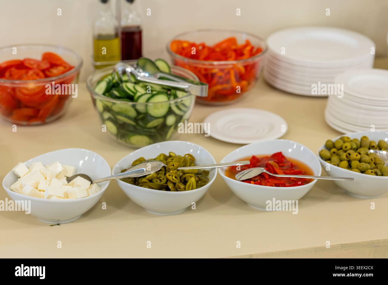 Schüsseln mit verschiedenen frischen Gemüse, Käse und Oliven für ein gesundes Buffet Stockfoto