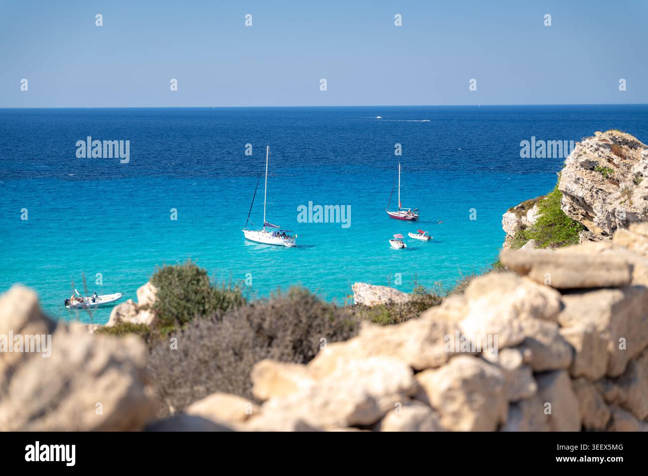 Cala Rossa, Favignana, Italien. Segelboote und Boote auf türkisfarbenem Wasser Stockfoto