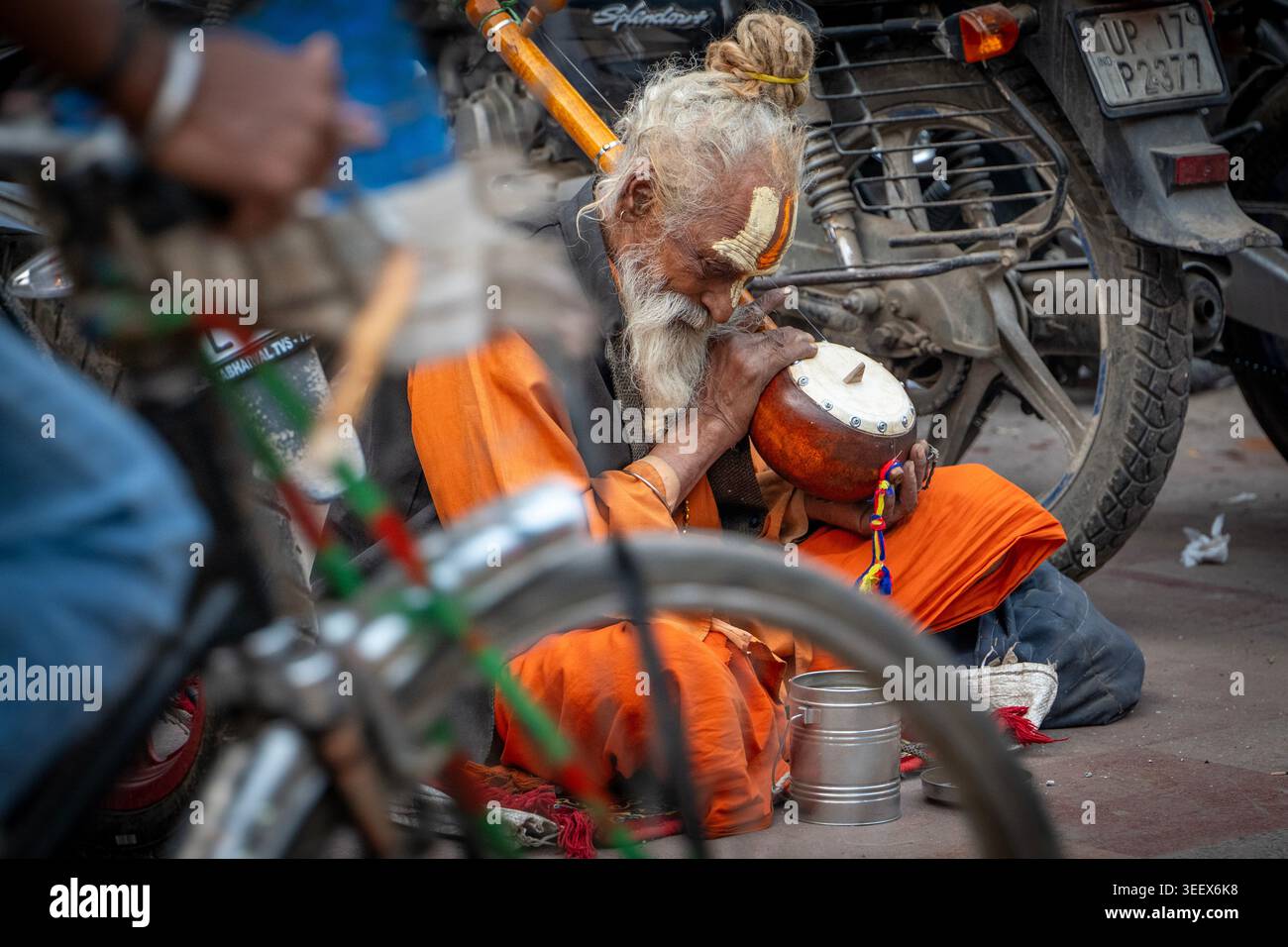 Religiöser Indianer bettelt auf der Straße Stockfoto