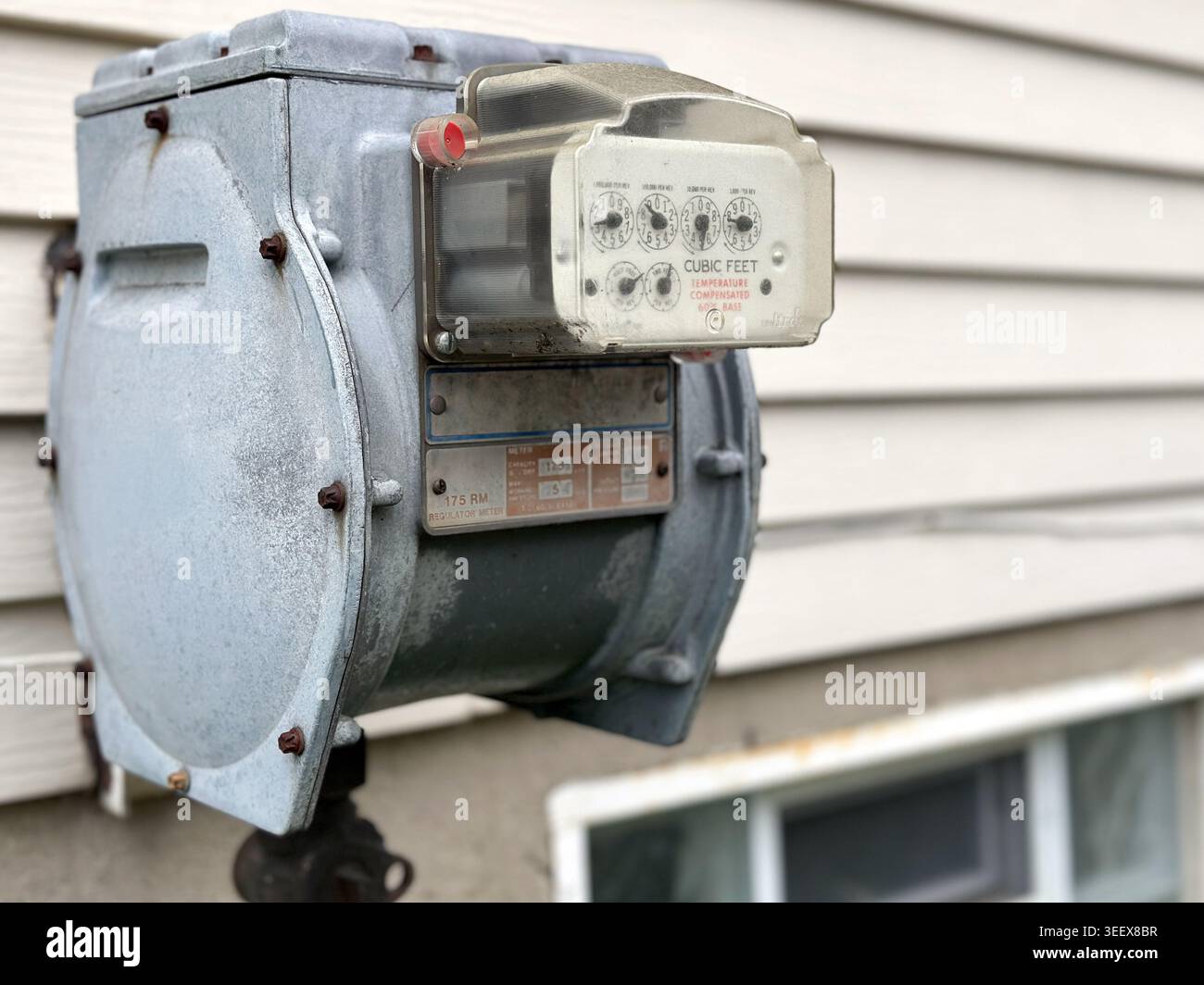 Erdgaszähler in DEN USA in grauer Farbe im Freien Stockfoto