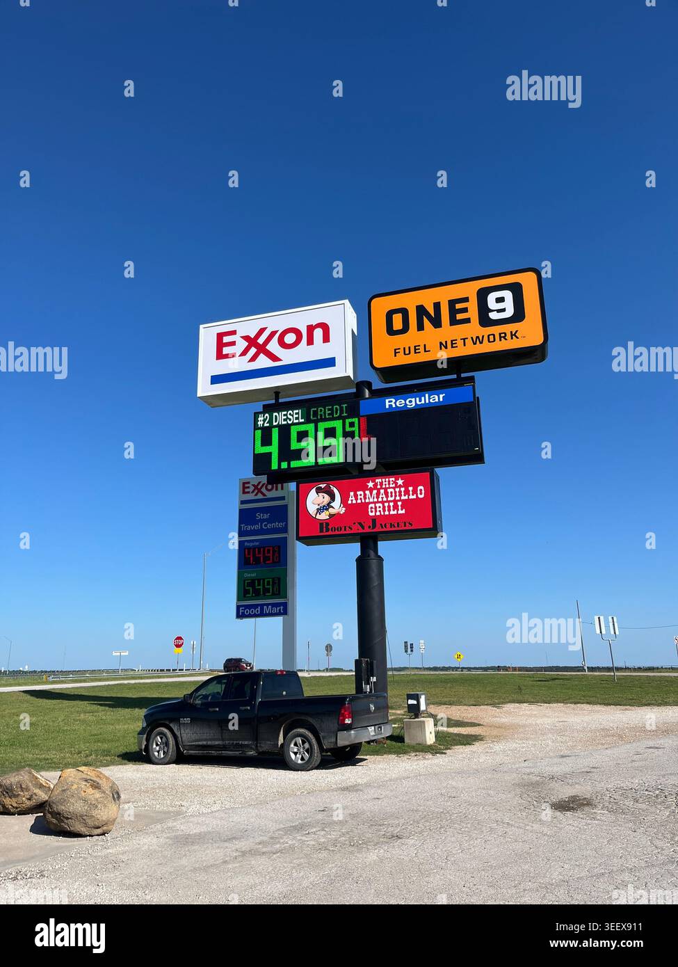 Tankstelle in Fort Worth, Texas, USA, mit hohen Gras-Preisen an der Exxon Tankstelle, Mai 2026 - Smartphone-aufgenommenes Stockfoto