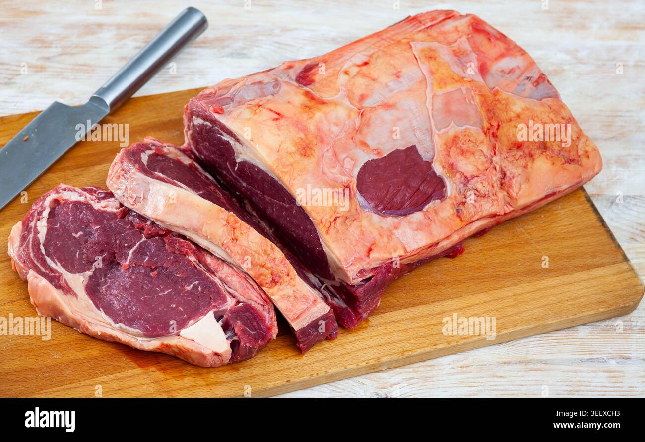 Nahaufnahme von Stücken marmorierten Rindfleisches auf einem Holztisch Stockfoto