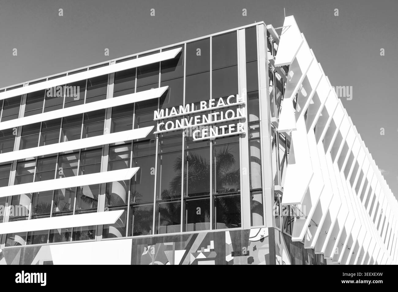 Miami, Florida, USA - 16. November 2024: Miami Beach Convention Center. Architektonisches Design modernes Gebäude. Bauarchitektur in moderner Kunst Stockfoto
