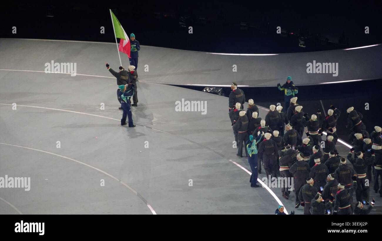 Supermodel Vittoria Ceretti im Armani Privé-Kleid präsentiert im San Siro Stadion während einer Hommage an Giorgio Armani bei den Olympischen Winterspielen 2026 die italienische Flagge Stockfoto