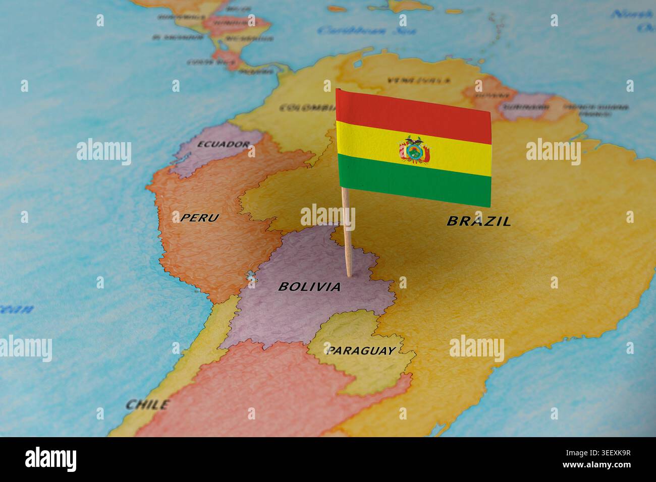 Bolivien Flaggenmarkierung Boliviens auf Südamerika Karte, Reiseziel Konzept Stockfoto