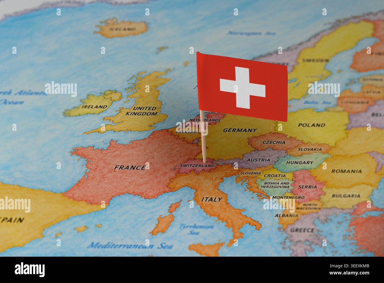 Schweiz Flaggenmarkierung Schweiz auf Europa Karte, Reiseziel Konzept Stockfoto