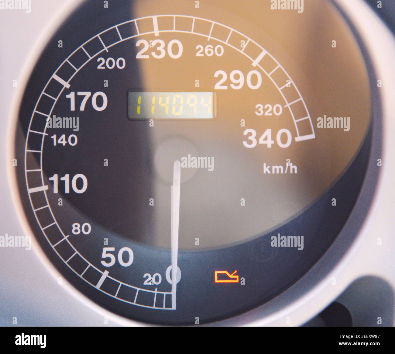 Arta, Epirus, Griechenland - 11. - 2025. Mai - Tachometer eines Ferrari-Autos. Stockfoto