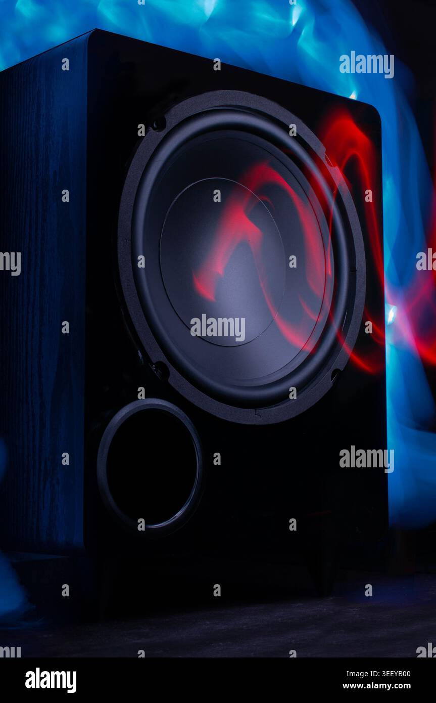 High-Fidelity-Audiosystem, Subwoofer für die Wiedergabe tiefer Frequenzen und die Anzeige von Schallwellen. Lautsprecher, High-Fidelity-Audio-Technologie Stockfoto