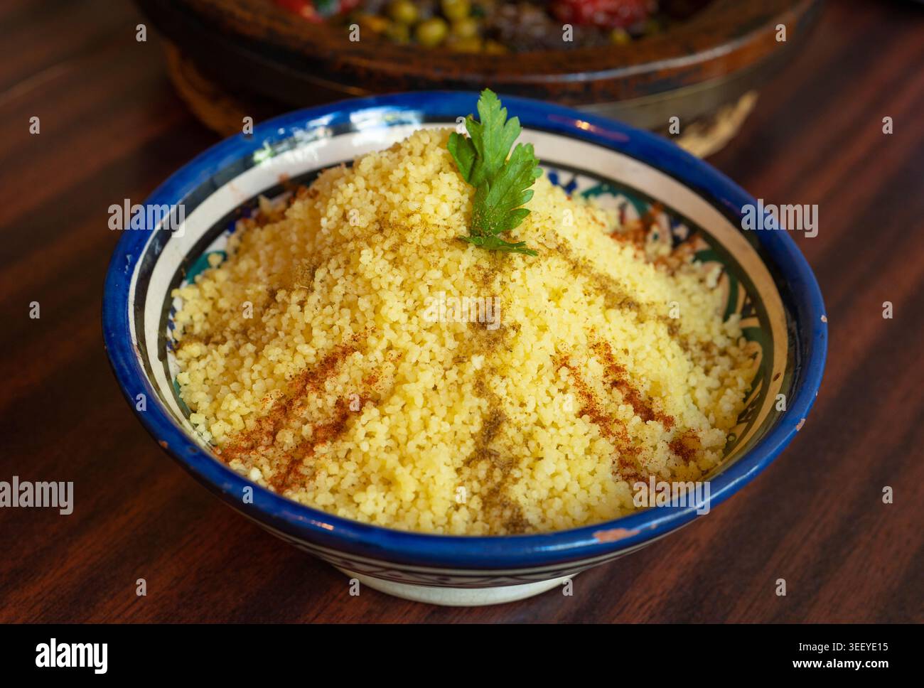 Marokkanische Couscous Schüssel, traditioneller Cuscus, marokkanischer Bulgur, gesundes arabisches Essen, marokkanische Couscous im Restaurant Keramikschüssel Stockfoto