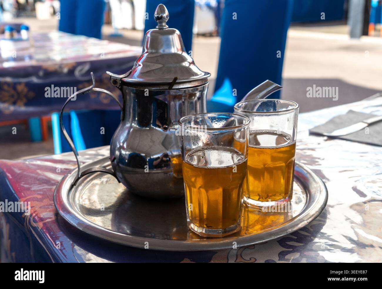 Marokkanischer Minztee in Teekanne und Glas, traditionelles arabisches Getränk aus Marokko im authentischen lokalen Restaurant Stockfoto