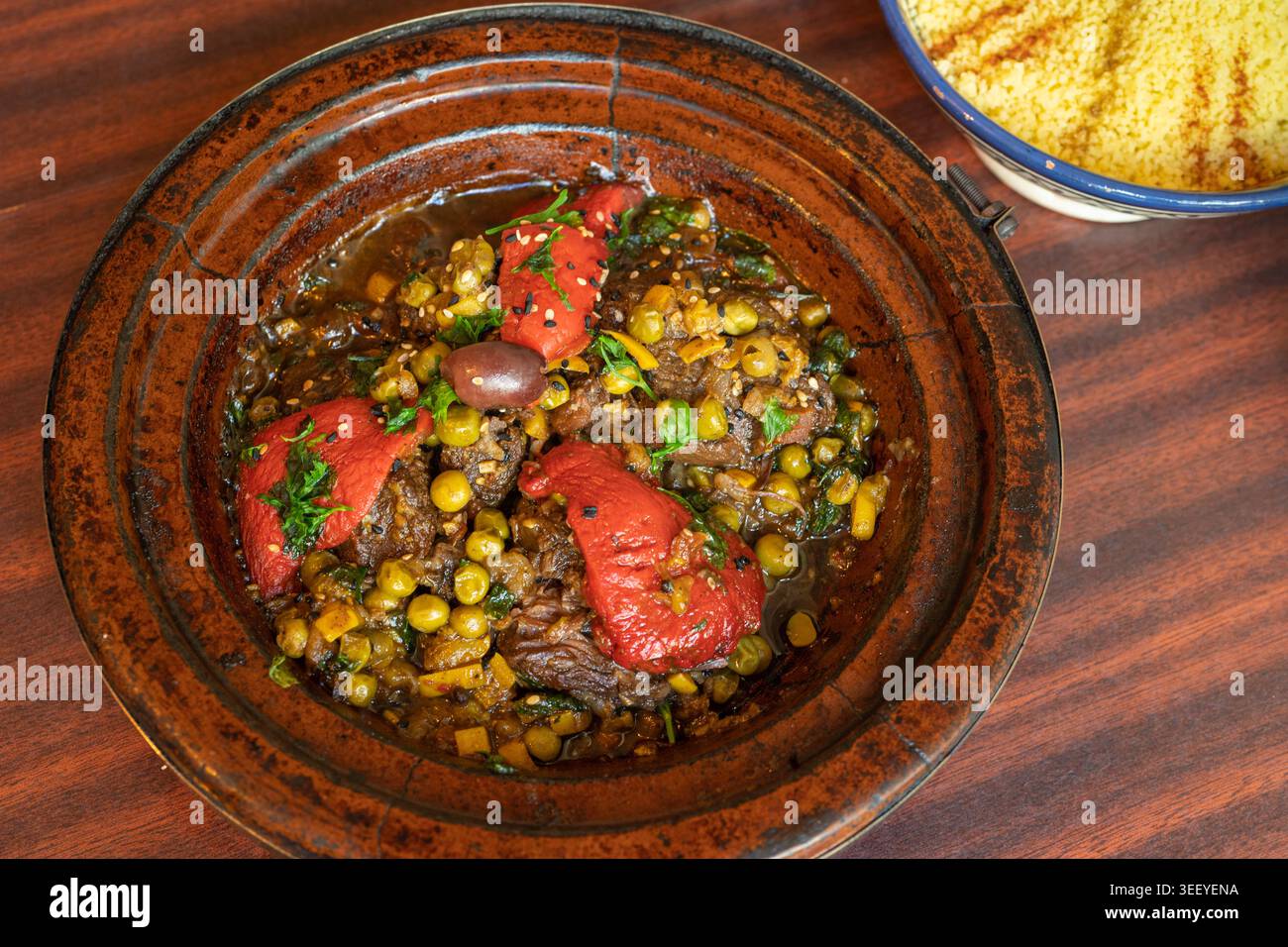 Marokkanischer Tajine-Fleischeintopf, traditionelles marokkanisches Tagine, arabischer Marqa, marokkanisches LammTagine-Gericht auf Keramikplatte des Restaurants Stockfoto