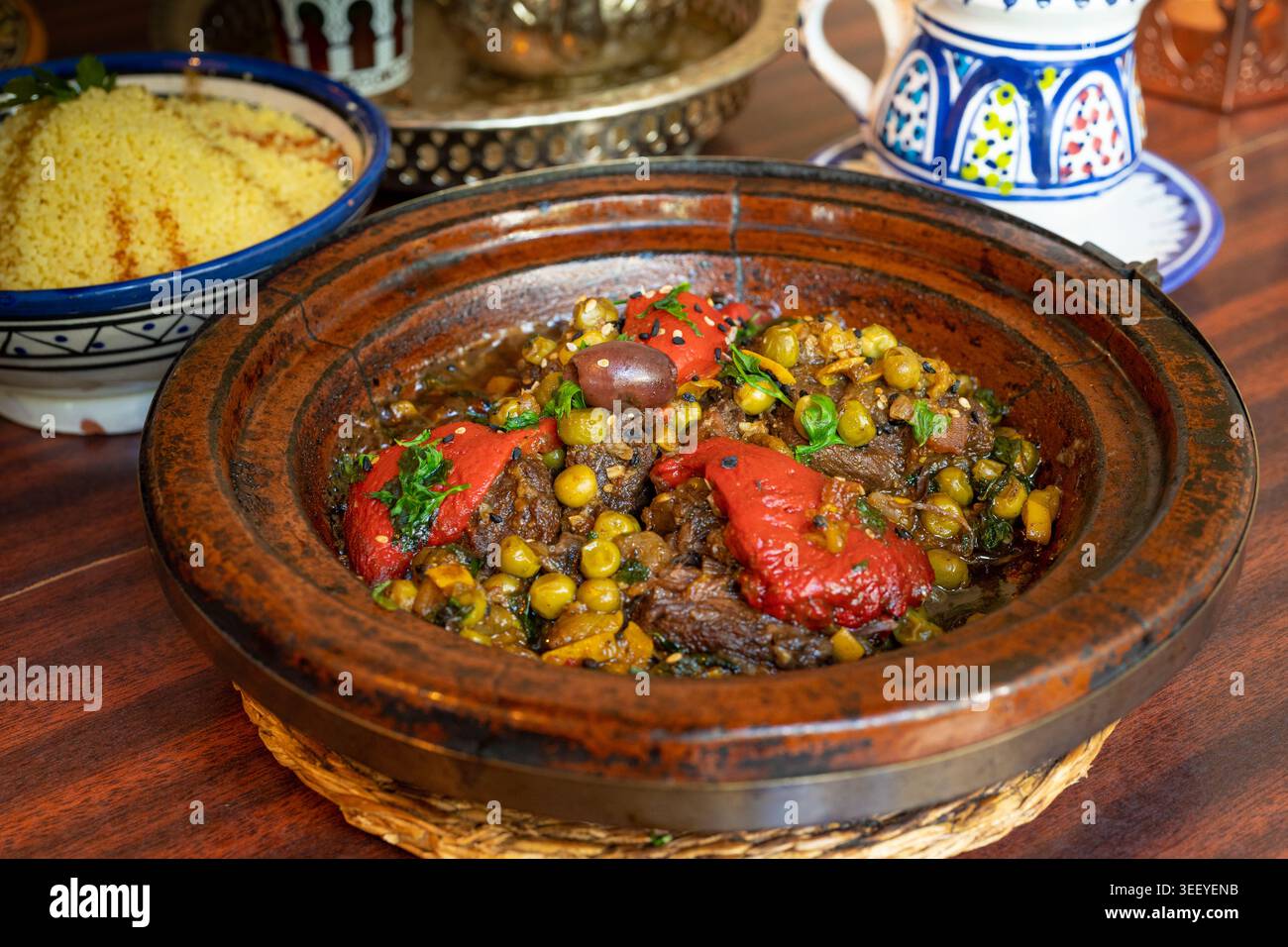 Marokkanischer Tajine-Fleischeintopf, traditionelles marokkanisches Tagine, arabischer Marqa, marokkanisches LammTagine-Gericht auf Keramikplatte des Restaurants Stockfoto