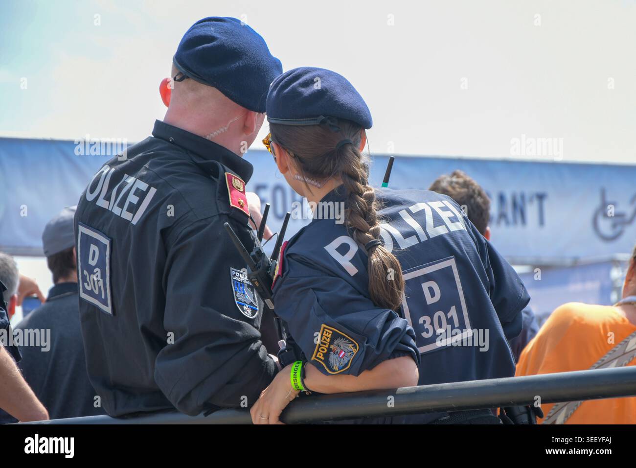 Polizeibeamte überwachen Teilnehmer einer öffentlichen Veranstaltung nahe der Bühne in Wien, Österreich, Wien, 10. Mai 2026. Stockfoto
