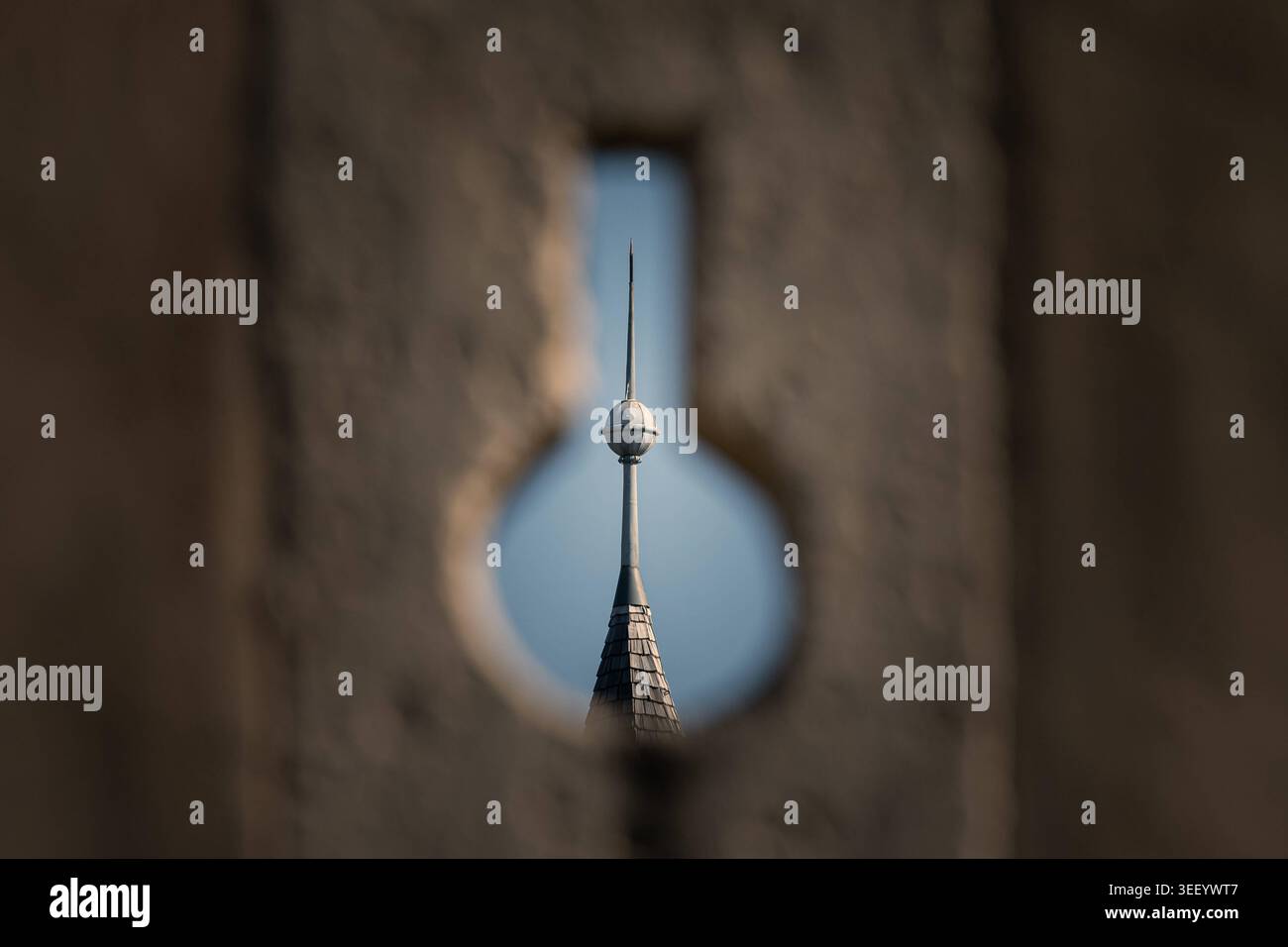 Schlossturmturm Blick durch das schmale Schlüsselloch in der Steinmauer bei Schloss Rosenburg Ein Schlossturmturm durchbohrt Den blauen Himmel eingerahmt von einem na Stockfoto