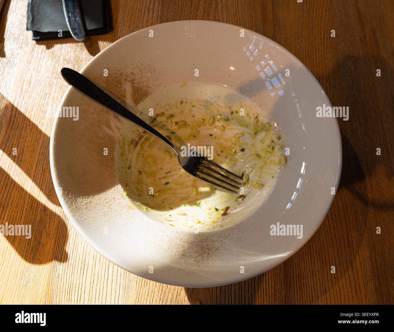 Pilz-Risotto auf elegantem Restaurant-Teller, Porcini Pilze Rissoto, köstliches italienisches Risoto-Mittagessen, cremige Reisgerichte, traditionelles Pilz-Risott Stockfoto