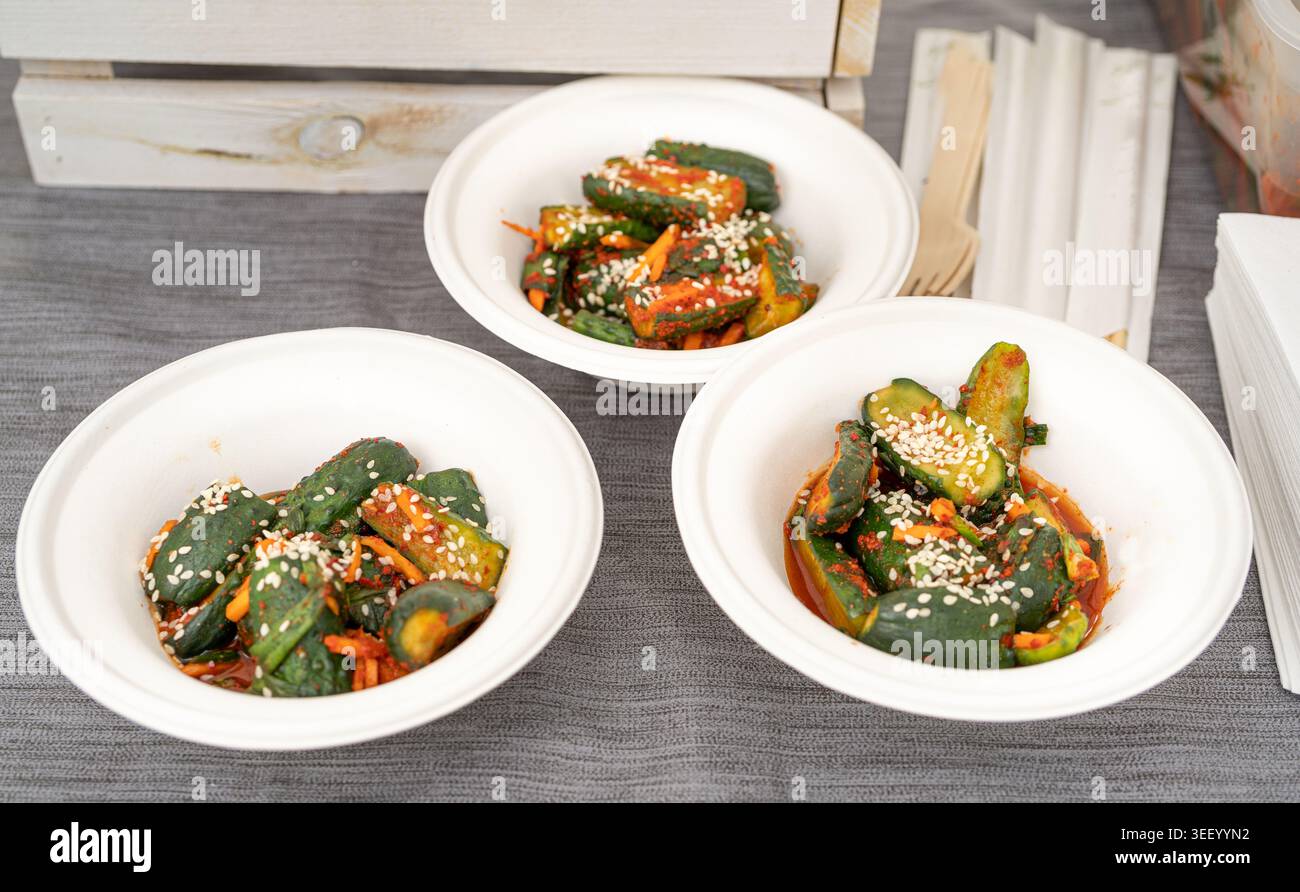 Gurken-Kimchi, Oi-Sobagi oder koreanische Gurken-Gurken-Gurken-Gurken-Gurken-Gurken-Gurken in Schüsseln. Oi Kimchi mit Sesamsamen, scharfen eingelegten Gurken, traditionelles koreanisches Gericht Stockfoto
