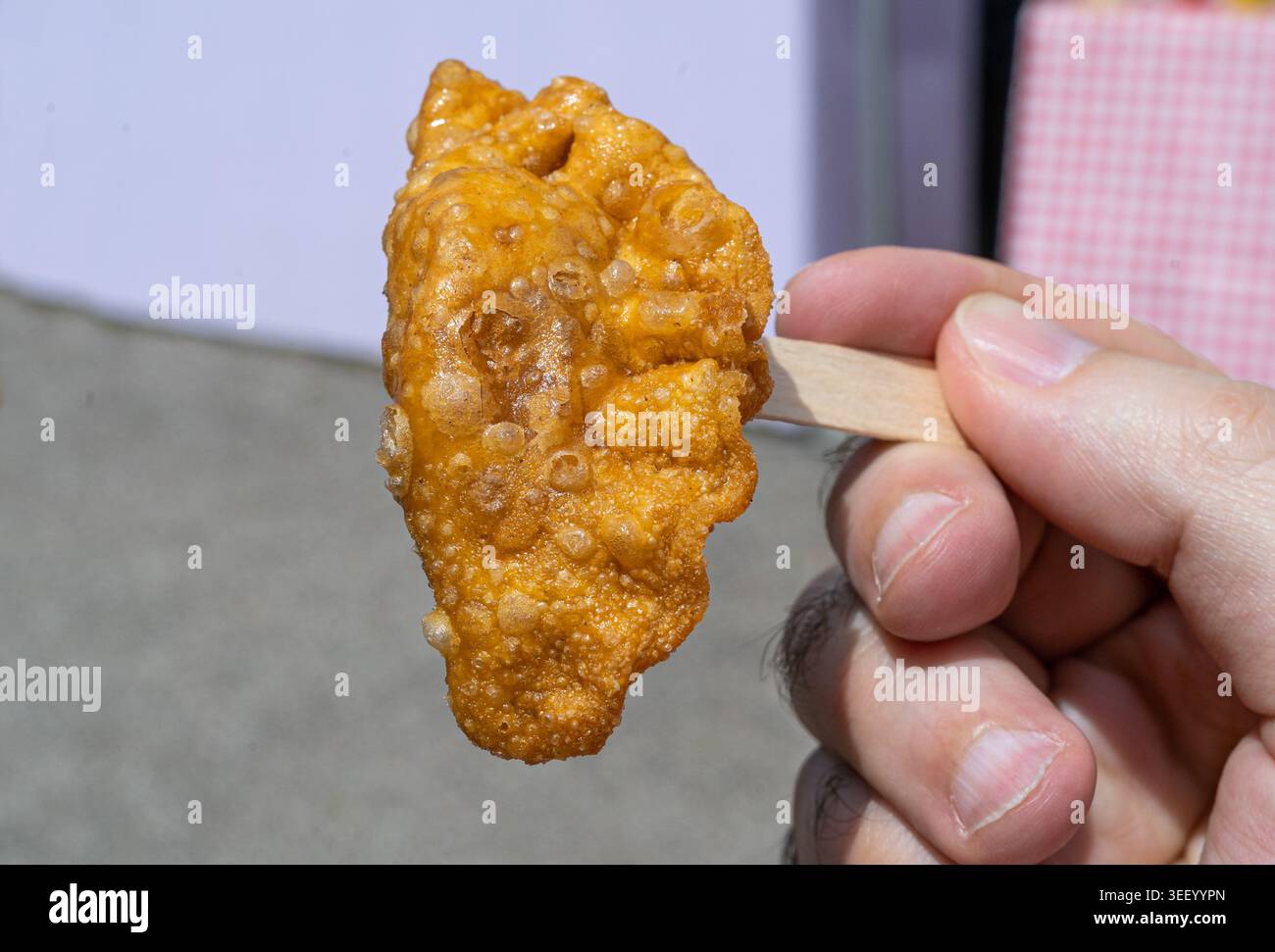 Gebratene Knödel, Samosa am Stock, handgehaltener Snack, goldknusprige Textur, frittierte Güte, Ready to Eat, öffentliche Veranstaltung, Food Festival, kulinarische Köstlichkeiten Stockfoto