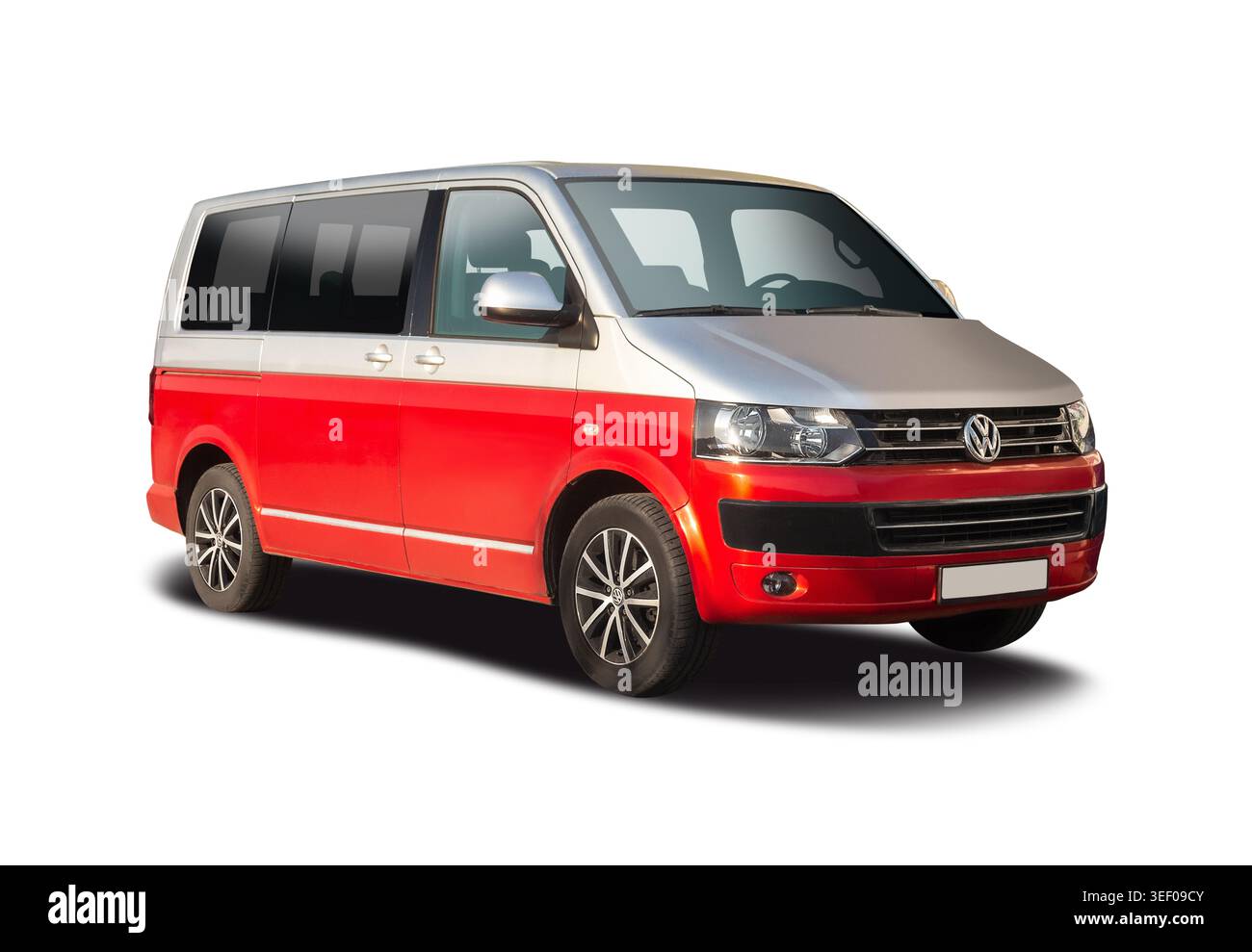 Zweifarben-Passagier-VW-Transporter-Van in Rot und Silber, Vorderansicht im Dreiviertelblick eines modernen Kleinbusses oder Mehrzweckfahrzeugs, isoliert auf weißem Hintergrund Stockfoto