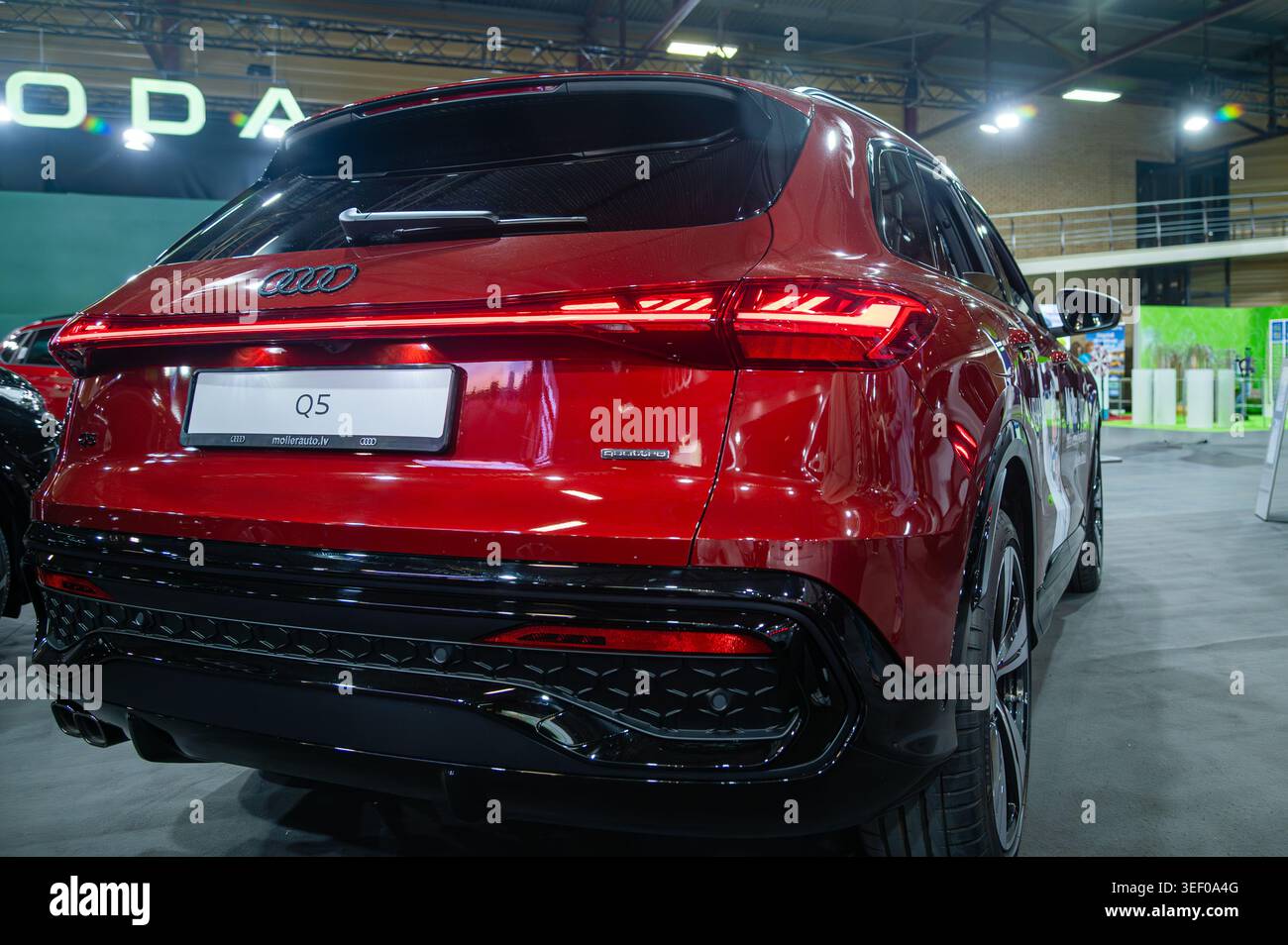Riga, Lettland - 24. April 2026: Audi Q5 präsentiert sich auf einer Motorshow mit klaren Linien und modernen Designelementen. Stockfoto