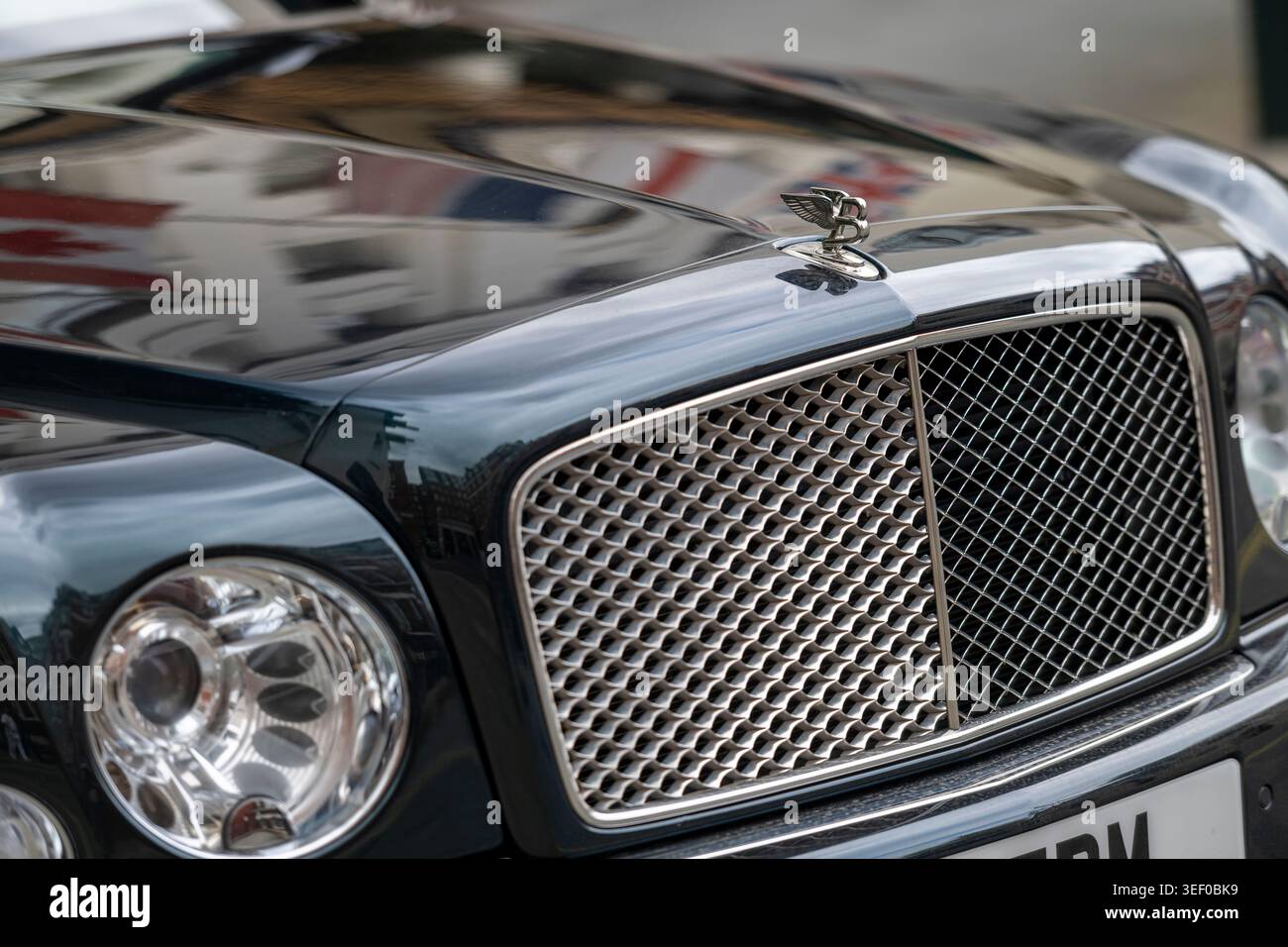 Nahaufnahme eines Bentley Luxuswagengrills in Mayfair, London. Stockfoto