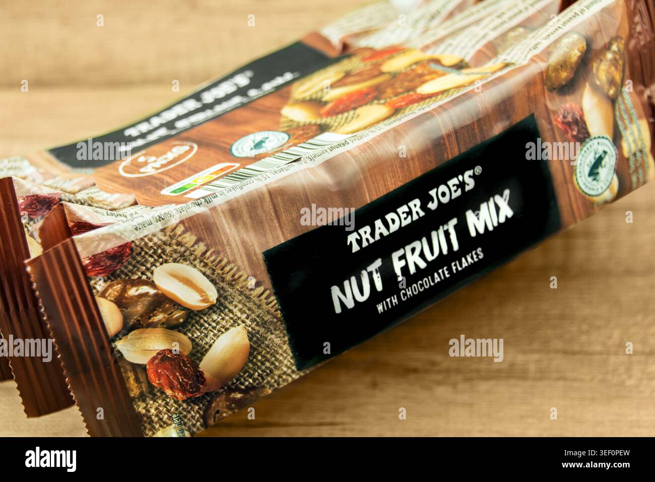 Trader Joes Nuss Fruchtmischung mit Schokoladenflocken auf Holz Hintergrund Stockfoto