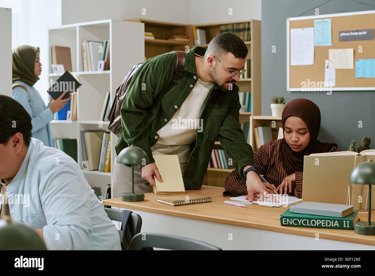 Studenten mit Migrationshintergrund, die mit Tutor in Classroom Support Program studieren Stockfoto