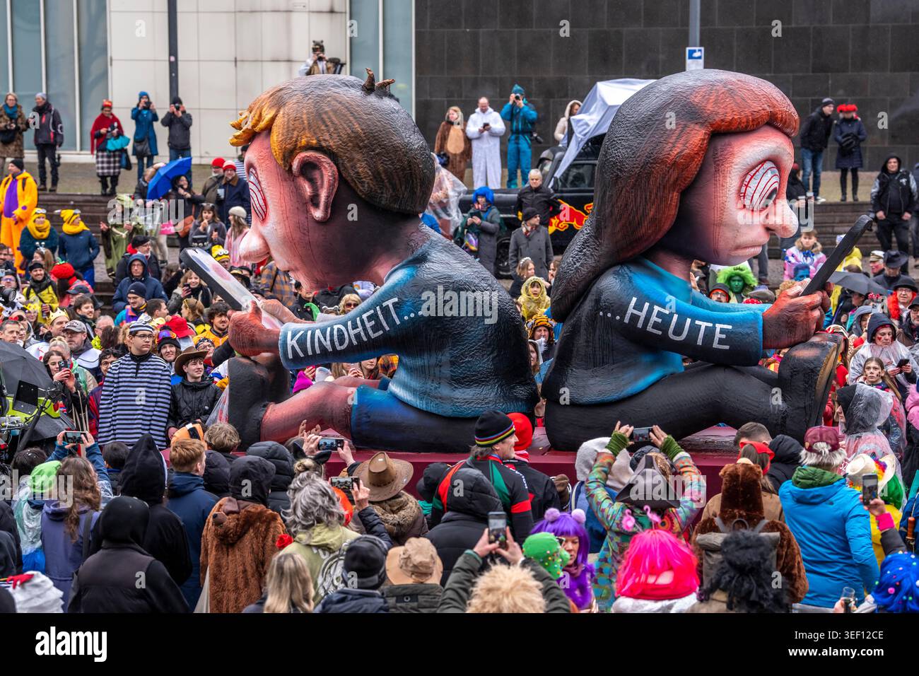 Rose Monday Parade in Düsseldorf, thematischer Wagen des Float Builders Jacques Tilly, mit Schwerpunkt auf Smartphone-sucht bei Kindern und Jugendlichen, North Stockfoto