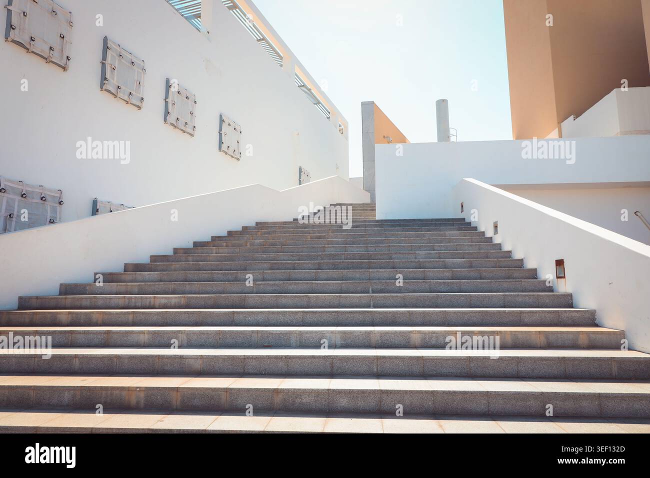Cabo San Lucas, Mexiko, Oktober 4,2025: Minimalistischer architektonischer Blick auf eine breite Betontreppe, die in einem modernen, klaren blauen Himmel nach oben führt Stockfoto