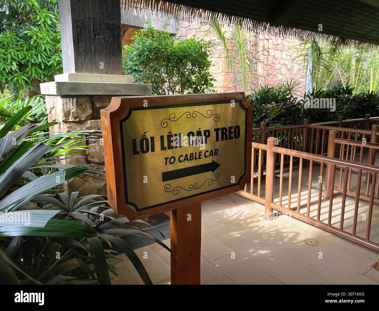 Phu Quoc Island, Vietnam – 22. September 2025: Richtungsschild mit vietnamesischem und englischem Text, der auf die Seilbahnstation auf der Insel Phu Quoc zeigt. - Smartphone-aufgenommenes Stockfoto