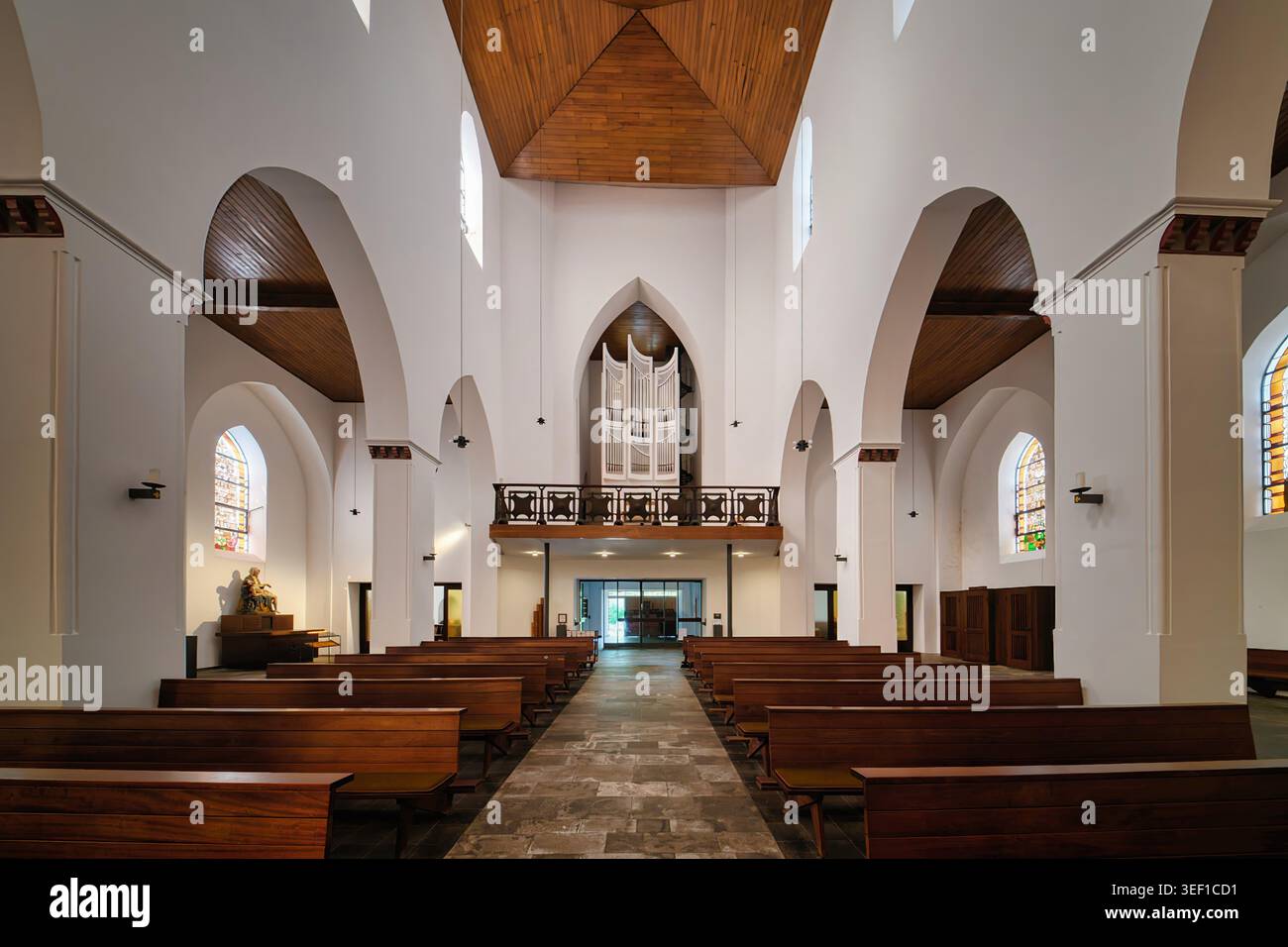 Köln, Deutschland 02. Juni 2025: Symmetrische Weitwinkelansicht des Kircheninnenraums St. Marien in Köln. Mit Holzbänken, Orgelboden und gewölbten Decken Stockfoto