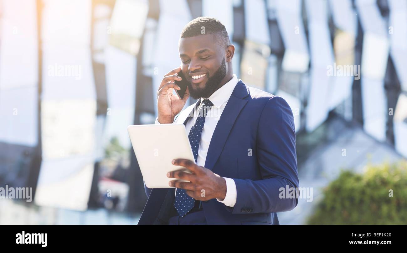Business Guy Mit Telefongespräch Mit Tablet In Der Stadt, Panorama Stockfoto