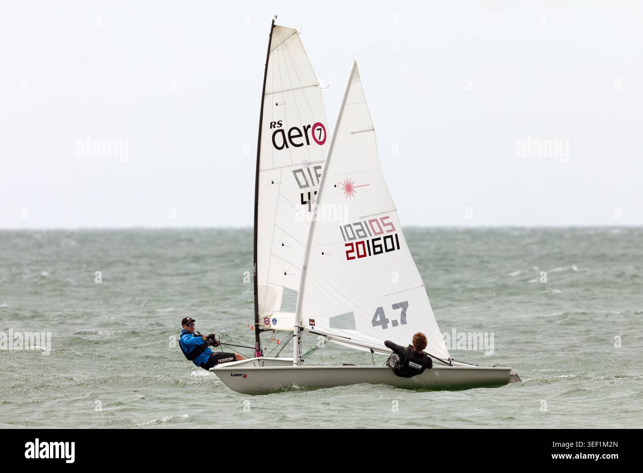 Zwei Schlauchboote fahren vor Hythe Beach, Hythe, Kent, Großbritannien. Stockfoto