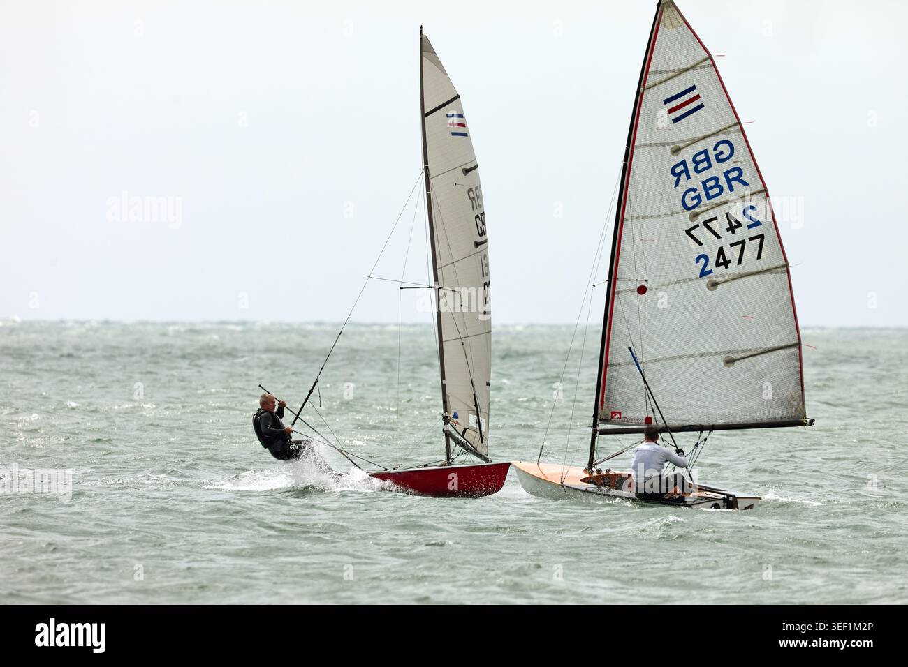 Zwei Schlauchboote fahren vor Hythe Beach, Hythe, Kent, Großbritannien. Stockfoto
