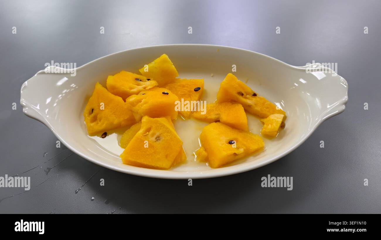 Frische gelbe Wassermelonenstücke auf dem Tisch Stockfoto