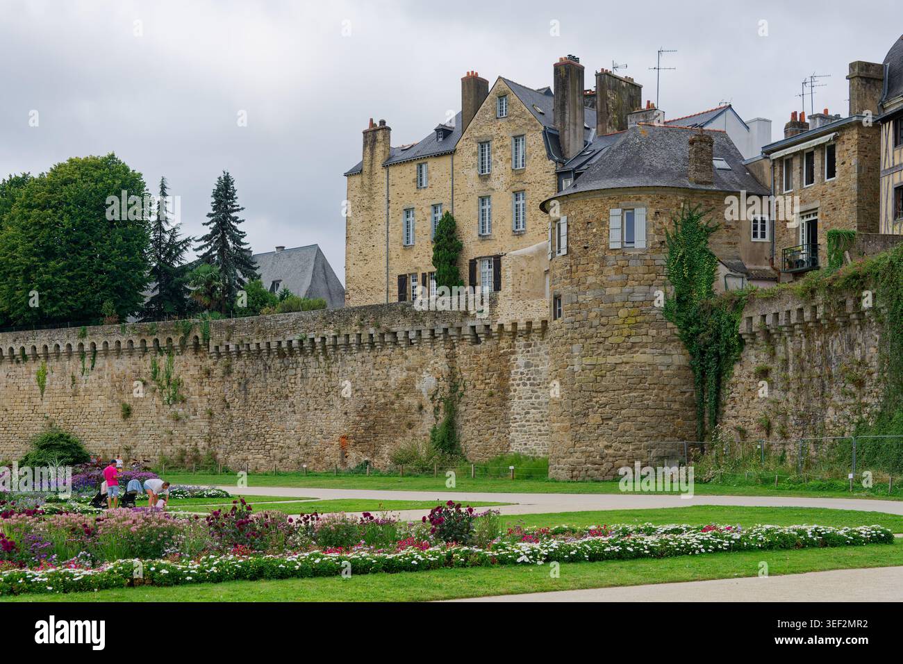 Vannes, Frankreich. 19. August 2025: Historische Steinhäuser mit Blick auf die mittelalterlichen Stadtmauern und Gärten in Vannes, Frankreich. Stockfoto