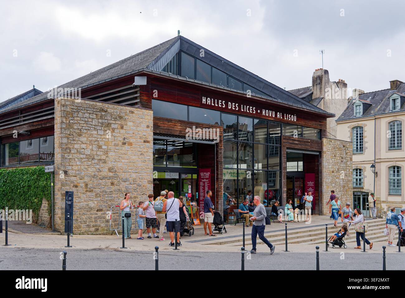Vannes, Frankreich. 19. August 2025: Fußgänger in der Nähe einer modernen Markthalle im historischen Zentrum von Vannes, Frankreich. Stockfoto