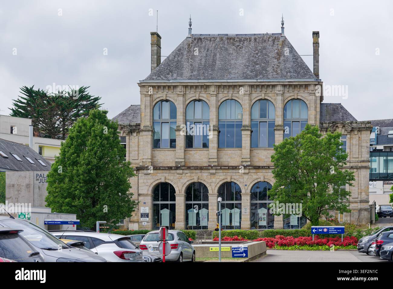 Vannes, Frankreich. 19. August 2025: Historisches öffentliches Gebäude und Straßenszene im Zentrum von Vannes, Frankreich. Stockfoto
