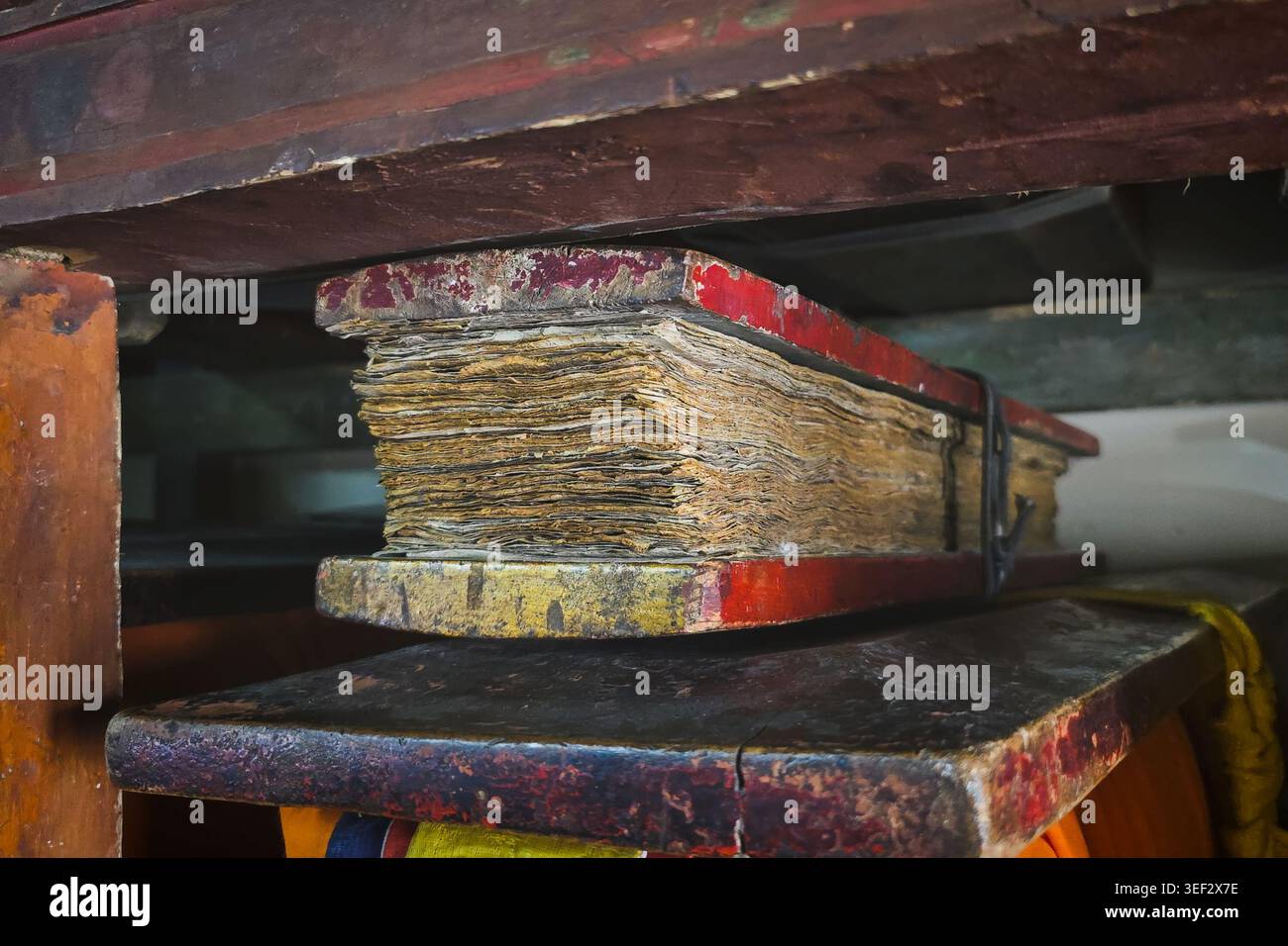 Antike tibetisch-buddhistische Manuskript mit alten Papierseiten, traditioneller religiöser Text in der Klosterbibliothek erhalten. Historisches Dokument und Kultur Stockfoto