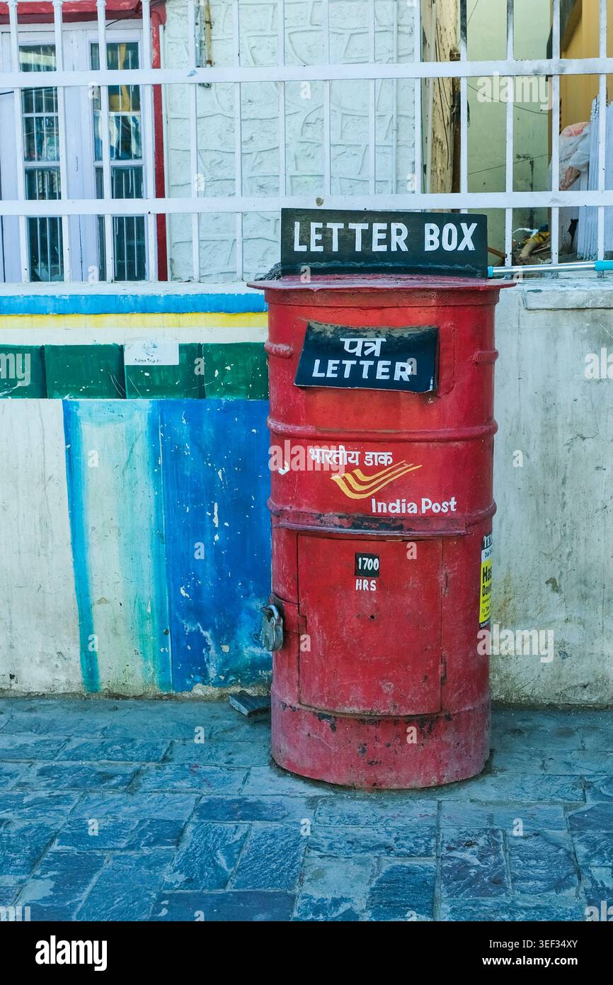 Briefkasten der Red India Post auf der Straße, traditionelles Postsymbol und alltägliche Kommunikationsinfrastruktur im Himalaya Stockfoto
