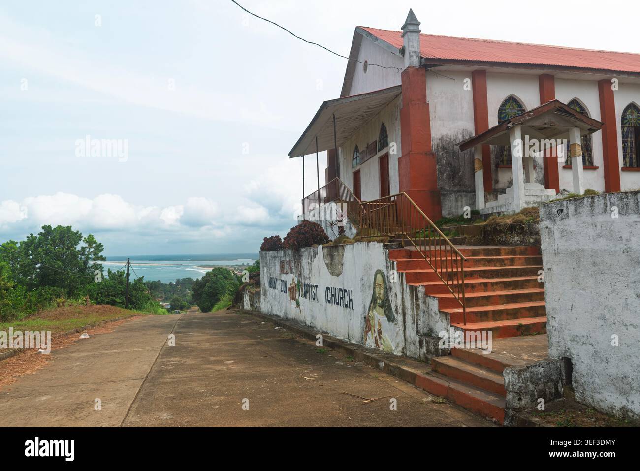 Blick von einer Mount Zion Baptist Church auf einem Hügel in Robertprt, Liberia, über die Mündung. Stockfoto