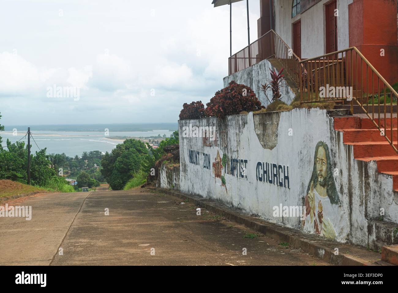 Blick von einer Mount Zion Baptist Church auf einem Hügel in Robertprt, Liberia, über die Mündung. Stockfoto